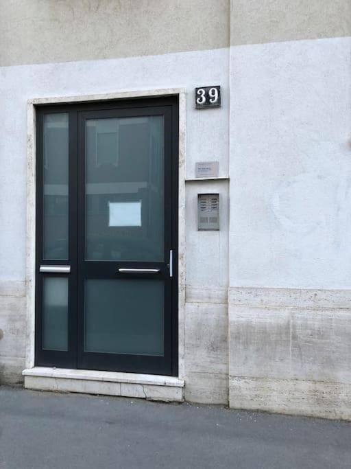 Bilocale In Bande Nere-metro Rossa Duomo Apartamento Milão