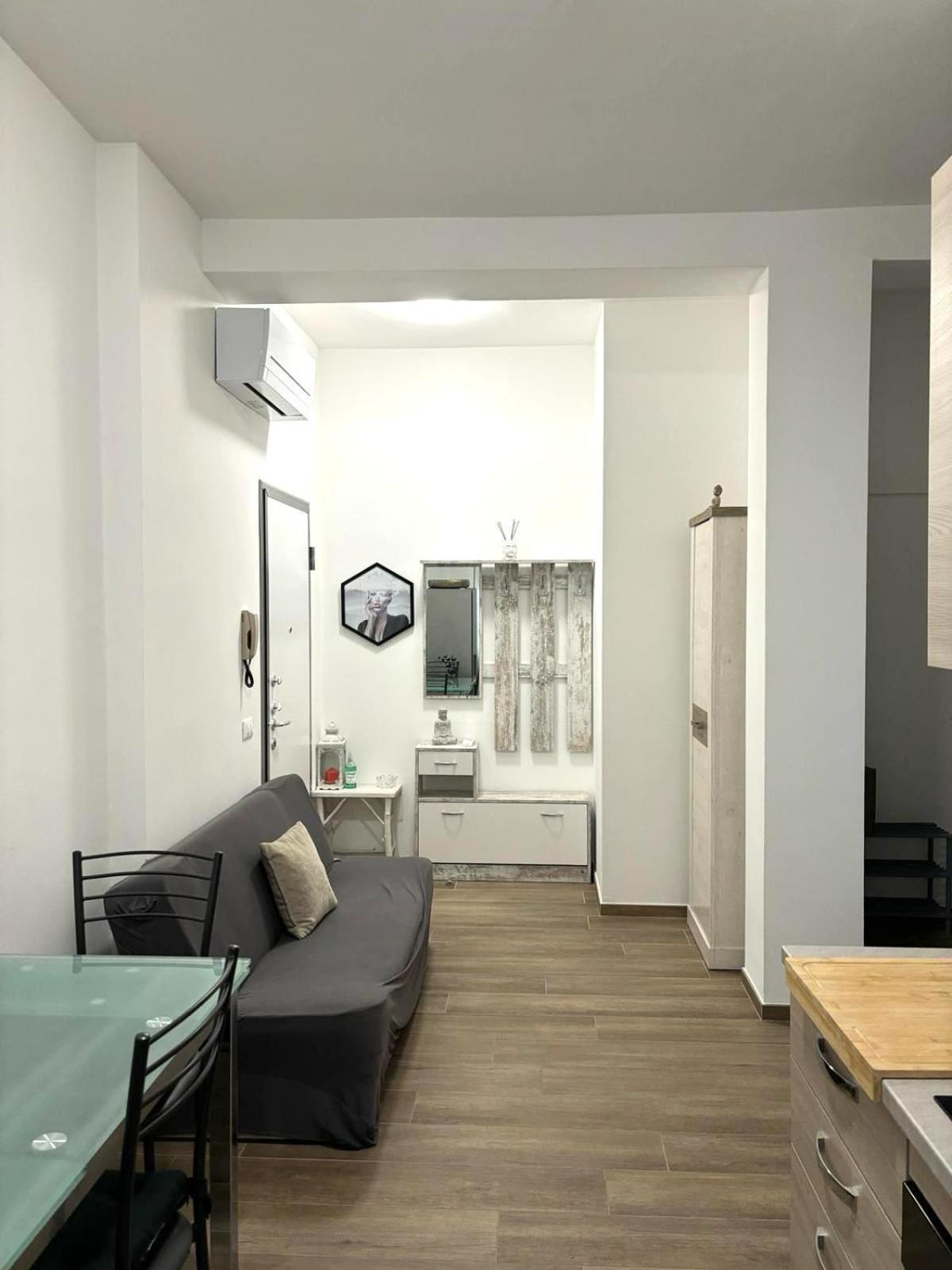 Bilocale In Bande Nere-metro Rossa Duomo Apartamento