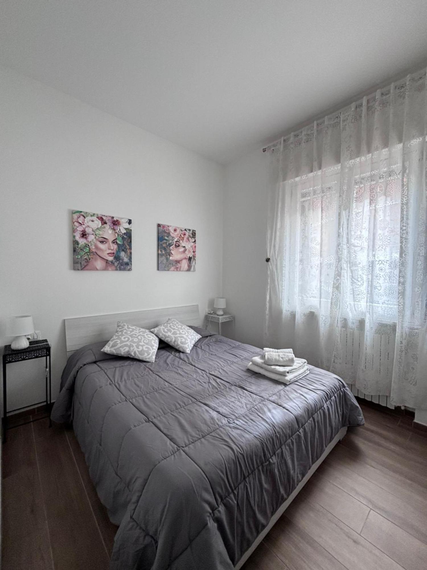 Bilocale In Bande Nere-metro Rossa Duomo Apartamento Milão